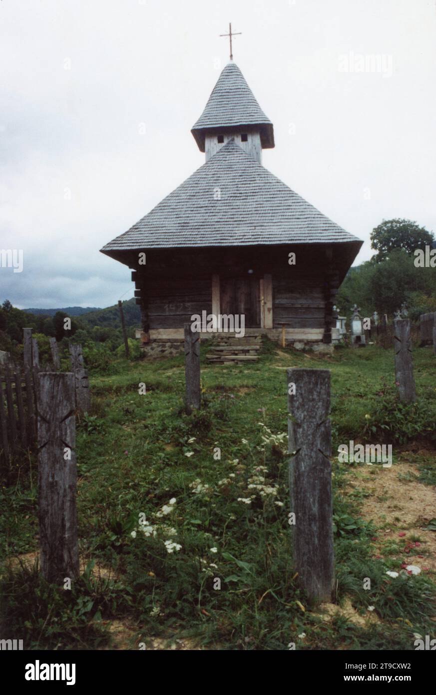 Șinca Nouă, Brasov County, Romania, 2000. Vista esterna della chiesa in legno, un monumento storico del 18th ° secolo. Foto Stock