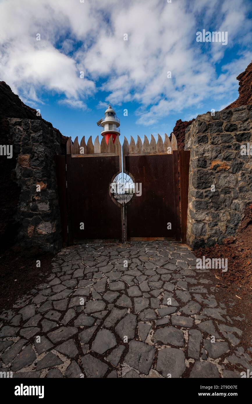 Immagine di viaggio eccentrica ad alta risoluzione del faro Punta de Teno in buona luce solare e con spazio negativo,Teneˈɾife; Teneriffe, Isole Canarie, Foto Stock