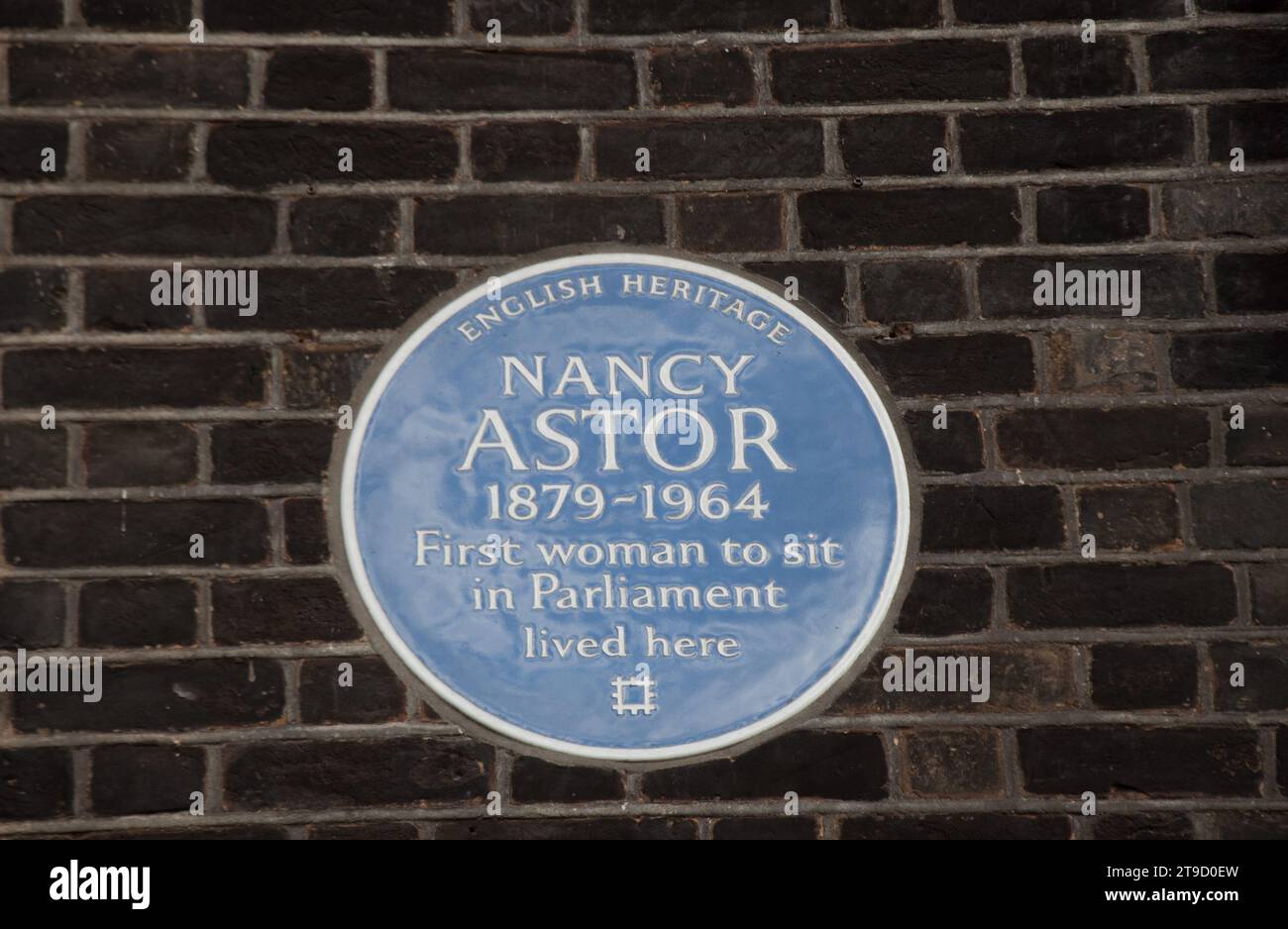 Targa indicante che Nancy Astor, la prima donna parlamentare del Regno Unito, viveva in questo edificio, il Naval and Military Club, St James Square, Londra, Regno Unito Foto Stock