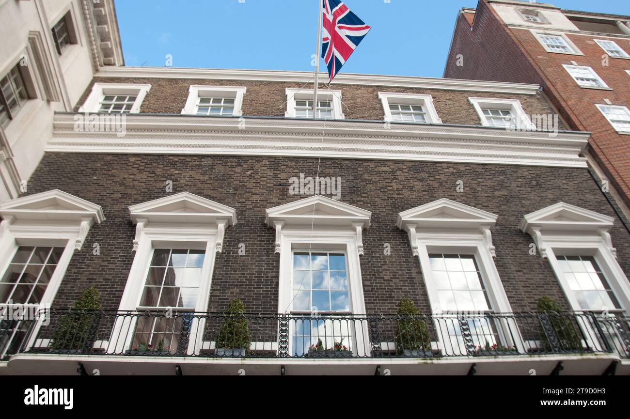 Ottimo esempio di architettura georgiana, il Naval and Military Club, St James Square, Londra, Regno Unito. Nancy Astor, la prima deputata donna del Regno Unito, ha vissuto qui. Foto Stock