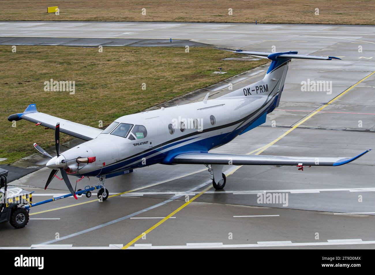 Pilatus PC-12 viene rimorchiato all'hangar dopo essere arrivato a Ostrava Foto Stock