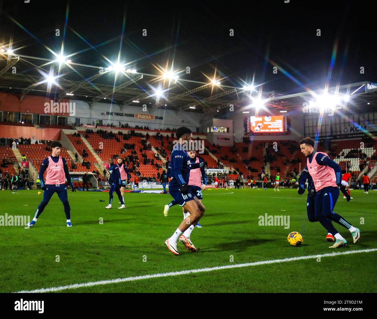 Rotherham, Regno Unito. 24 novembre 2023. I giocatori del Leeds si scaldano prima del calcio d'inizio durante la partita Rotherham United FC contro Leeds United FC Skybet EFL Championship all'Aesseal New York Stadium, Rotherham, Inghilterra, Regno Unito il 24 novembre 2023 credito: Every Second Media/Alamy Live News Foto Stock