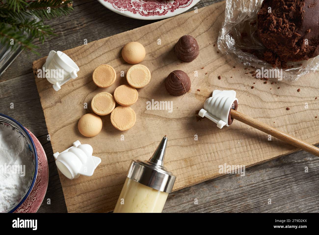 Preparazione di alveari o nidi di vespe - tradizionali biscotti di Natale cechi senza cuocere, utilizzando stampi Foto Stock