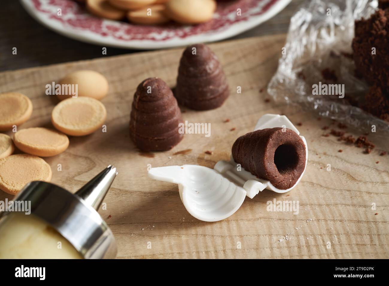 Preparazione fatta in casa di alveari o nidi di vespe - biscotti di Natale tradizionali, utilizzando uno stampo Foto Stock