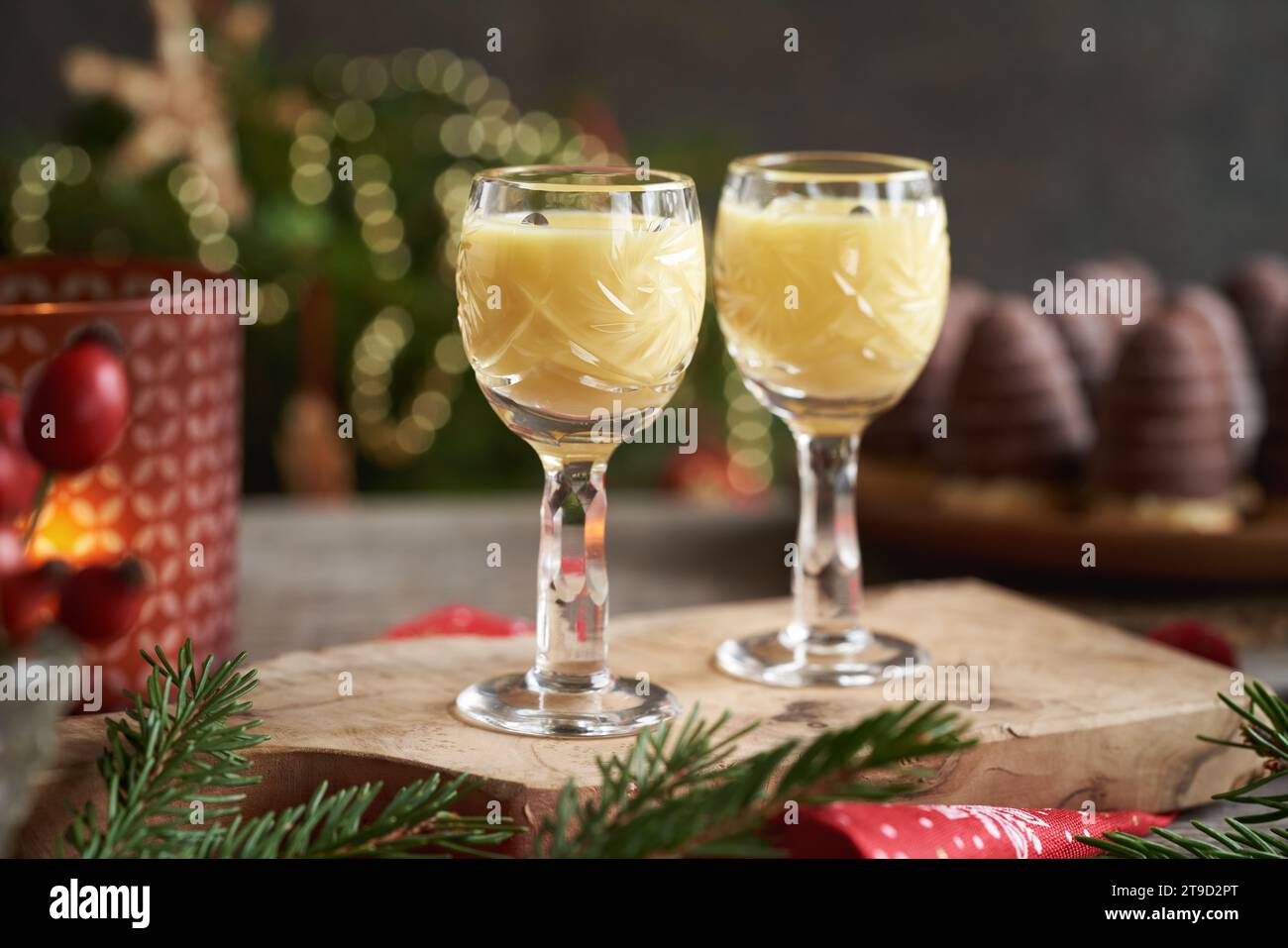 Eggnog in due bicchieri da espresso con nidi di vespa o alveari - biscotti di Natale cechi sullo sfondo Foto Stock