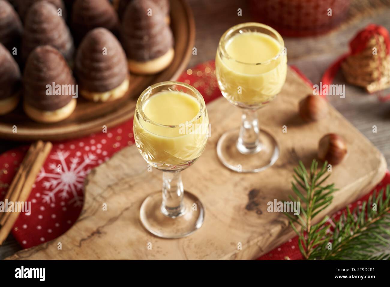 Due bicchieri di eggnog con nidi di vespa o alveari - biscotti tradizionali di Natale cechi sullo sfondo Foto Stock