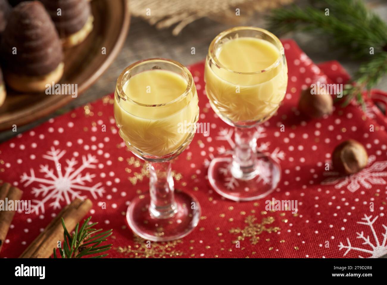 Due bicchieri di eggnog con nidi di vespa o alveari - biscotti di Natale cechi sullo sfondo Foto Stock