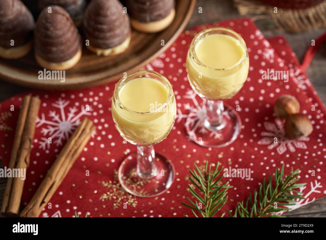 Due bicchieri di eggnog con nidi di vespe o alveari - biscotti natalizi senza cottura sullo sfondo Foto Stock