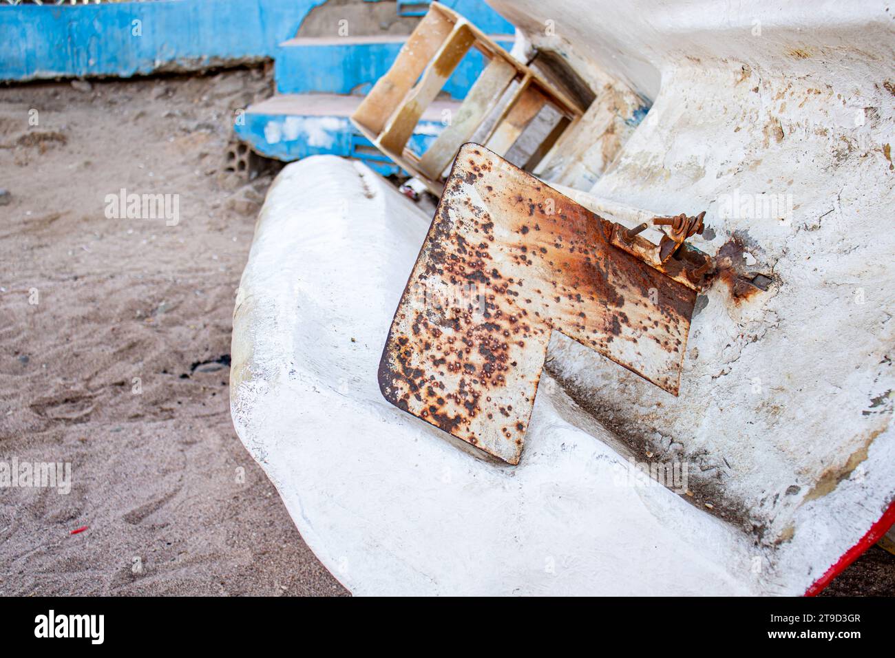 La pinna di governo della vecchia nave rustica si è trasformata in una vecchia barca bianca di plastica Foto Stock