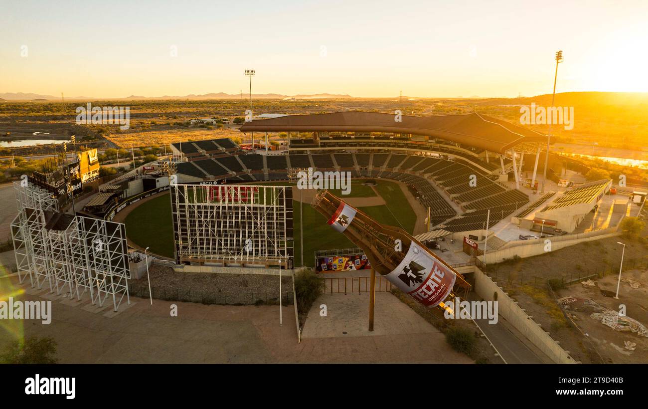 Vista generale dello stadio Fernando Valenzuela, precedentemente chiamato Estadio Sonora, sede della squadra di baseball Naranjeros de Hermosillo della Mexican Pacific League (LMP). Vista aerea, tramonto. Figura monumentale de una Caguama Tecate, cerveza, figura monumentale di una Tecate Loggerhead, birra © (© foto di Luis Gutierrez/ Norte Photo/) Vista General de estadio Fernando Valenzuela antes llamado estadio Sonora casa del club de beisbol Naranjeros de Hermosillo de la Liga Mexicana del Pacifico LMP. Vista Aerea , atardecer . © (© foto di Luis Gutierrez/ Norte Photo/) Foto Stock