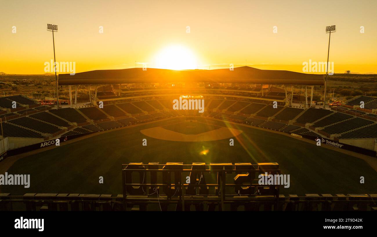 Vista generale dello stadio Fernando Valenzuela, precedentemente chiamato Estadio Sonora, sede della squadra di baseball Naranjeros de Hermosillo della Mexican Pacific League (LMP). Vista aerea, tramonto. © (© foto di Luis Gutierrez/ Norte Photo/) Vista General de estadio Fernando Valenzuela antes llamado Estadio Sonora casa del club de beisbol Naranjeros de Hermosillo de la Liga Mexicana del Pacifico LMP. Vista Aerea , atardecer . © (© foto di Luis Gutierrez/ Norte Photo/) Foto Stock