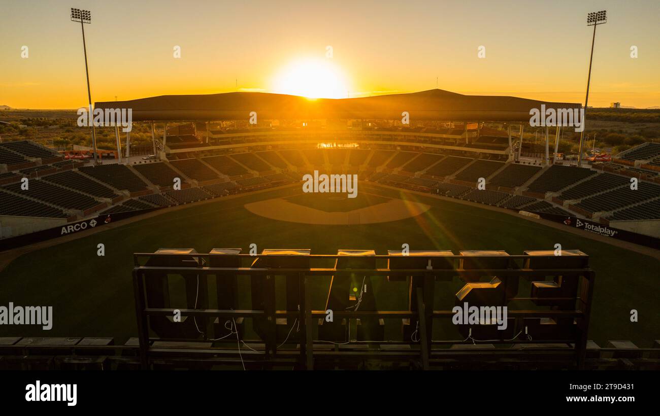 Vista generale dello stadio Fernando Valenzuela, precedentemente chiamato Estadio Sonora, sede della squadra di baseball Naranjeros de Hermosillo della Mexican Pacific League (LMP). Vista aerea, tramonto. © (© foto di Luis Gutierrez/ Norte Photo/) Vista General de estadio Fernando Valenzuela antes llamado Estadio Sonora casa del club de beisbol Naranjeros de Hermosillo de la Liga Mexicana del Pacifico LMP. Vista Aerea , atardecer . © (© foto di Luis Gutierrez/ Norte Photo/) Foto Stock