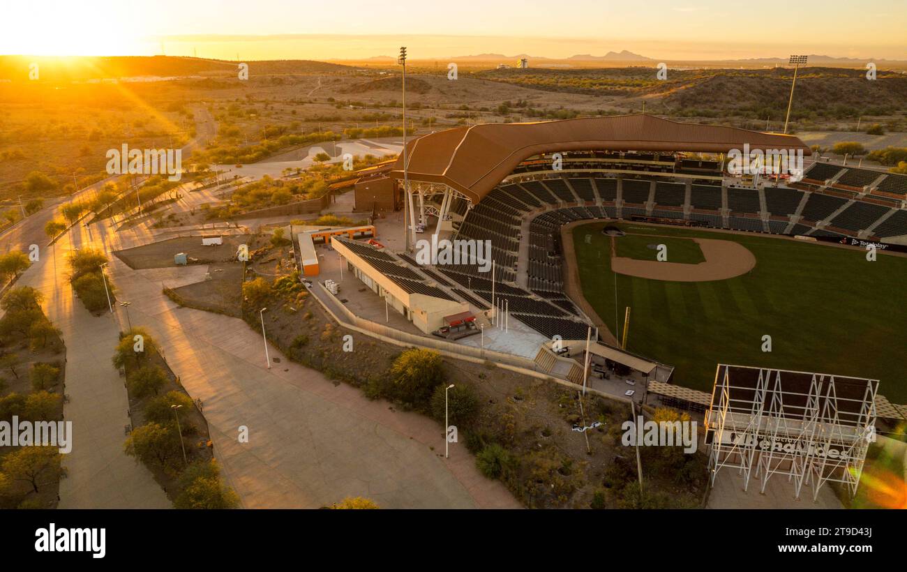 Vista generale dello stadio Fernando Valenzuela, precedentemente chiamato Estadio Sonora, sede della squadra di baseball Naranjeros de Hermosillo della Mexican Pacific League (LMP). Vista aerea, tramonto. © (© foto di Luis Gutierrez/ Norte Photo/) Vista General de estadio Fernando Valenzuela antes llamado Estadio Sonora casa del club de beisbol Naranjeros de Hermosillo de la Liga Mexicana del Pacifico LMP. Vista Aerea , atardecer . © (© foto di Luis Gutierrez/ Norte Photo/) Foto Stock