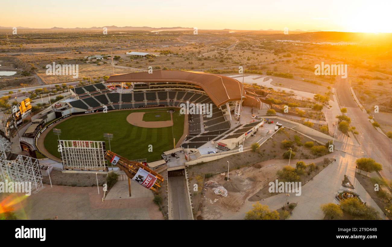 Vista generale dello stadio Fernando Valenzuela, precedentemente chiamato Estadio Sonora, sede della squadra di baseball Naranjeros de Hermosillo della Mexican Pacific League (LMP). Vista aerea, tramonto. figura monumentale de una Caguama Tecate, cerveza, figura monumentale di una Tecate Loggerhead, birra © (© foto di Luis Gutierrez/ Norte Photo/) Vista General de estadio Fernando Valenzuela antes llamado estadio Sonora casa del club de beisbol Naranjeros de Hermosillo de la Liga Mexicana del Pacifico LMP. Vista Aerea , atardecer . © (© foto di Luis Gutierrez/ Norte Photo/) Foto Stock