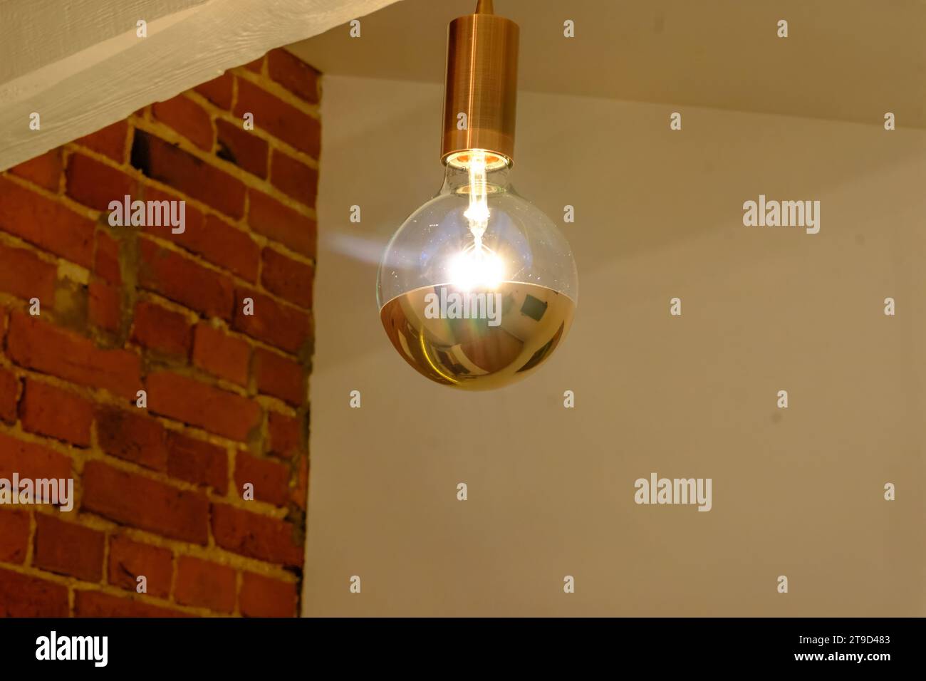 Lampada da soffitto senza cupola, minimalismo all'interno della stanza. Foto Stock