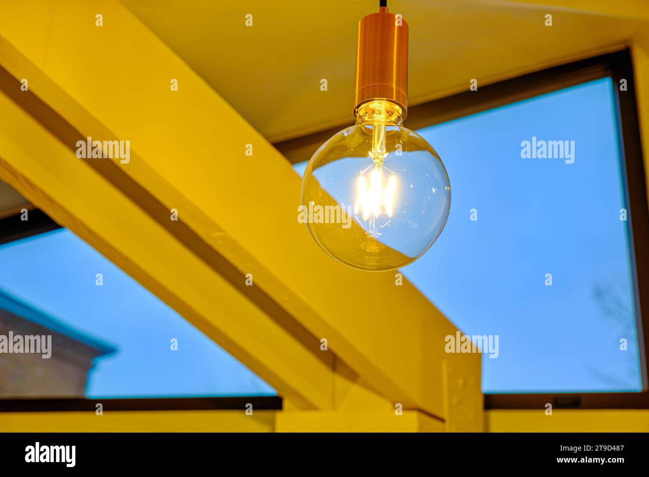 Lampada da soffitto senza cupola, minimalismo all'interno della stanza. Foto Stock