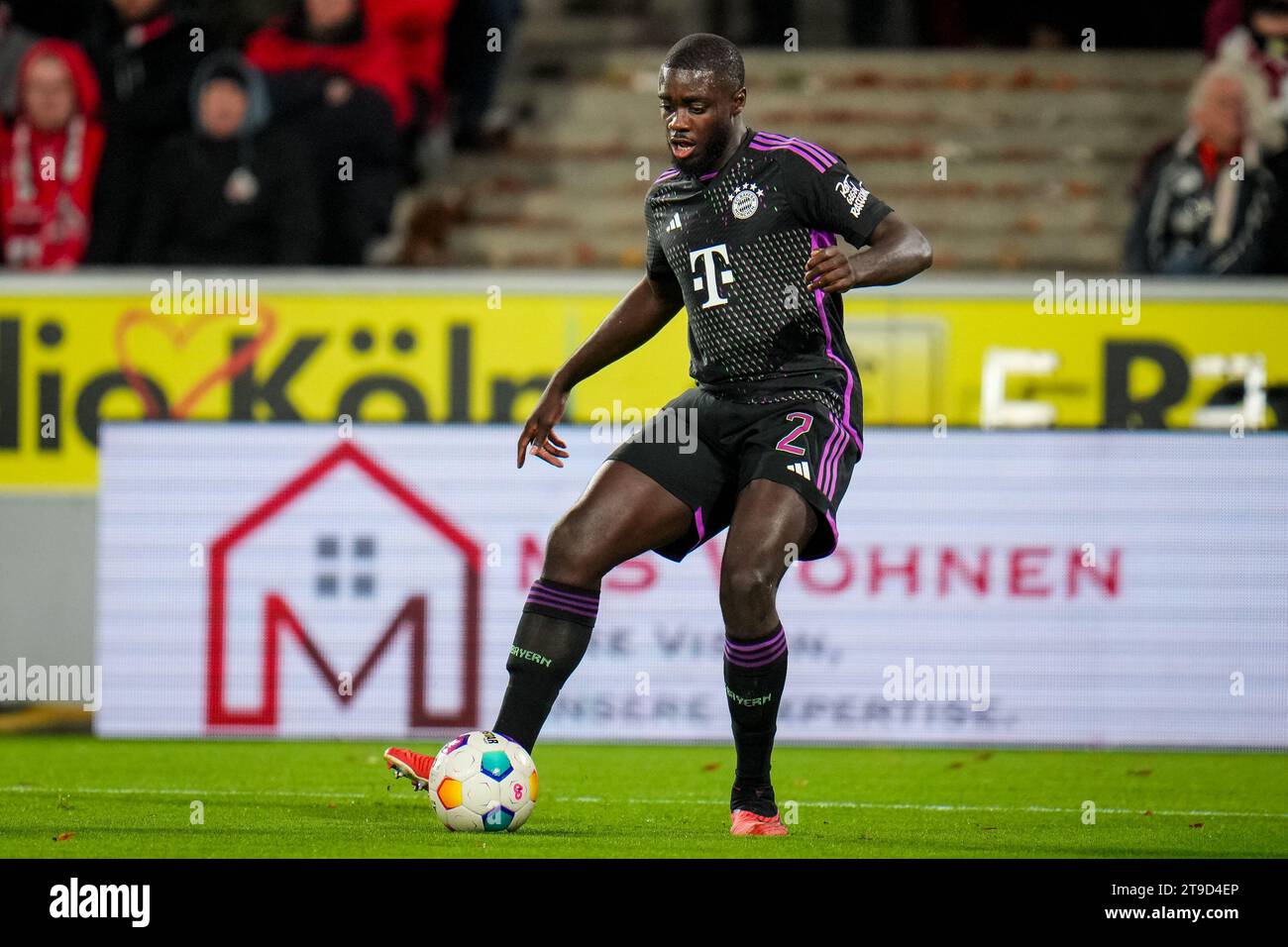 Colonia, Germania. 24 novembre 2023. COLONIA, GERMANIA - 24 NOVEMBRE: Dayot Upamecano del Bayern Munchen passa la palla durante la partita di Bundesliga tra 1. FC Koln e FC Bayern Munchen al RheinEnergieStadion il 24 novembre 2023 a Colonia, Germania. (Foto di Rene Nijhuis/BSR Agency) credito: Agenzia BSR/Alamy Live News Foto Stock