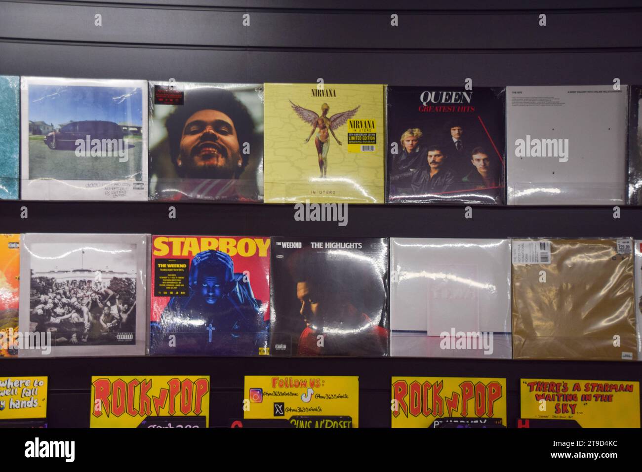 Londra, Regno Unito. 24 novembre 2023. Record in vendita presso HMV, con il ritorno dell'iconico negozio di intrattenimento al 363 di Oxford Street dopo quattro anni. Credito: Vuk Valcic/Alamy Live News Foto Stock