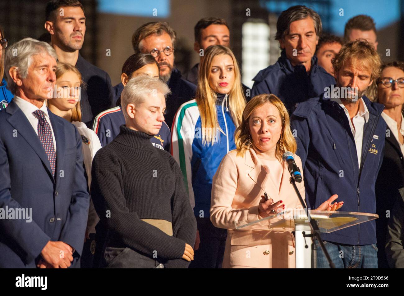 Roma, . 24 novembre 2023. 24/11/2023 Roma, cerimonia di illuminazione della facciata di Palazzo Chigi in occasione della giornata Internazionale per l'eliminazione della violenza contro le donne. Nella foto Andrea Abodi, Bebe Vio, Giorgia Meloni, Eugenia Roccella PS: La foto può essere utilizzata nel rispetto del contesto in cui è stata scattata, e senza intento diffamatorio del decoro delle persone rappresentate. Credito: Agenzia fotografica indipendente/Alamy Live News Foto Stock