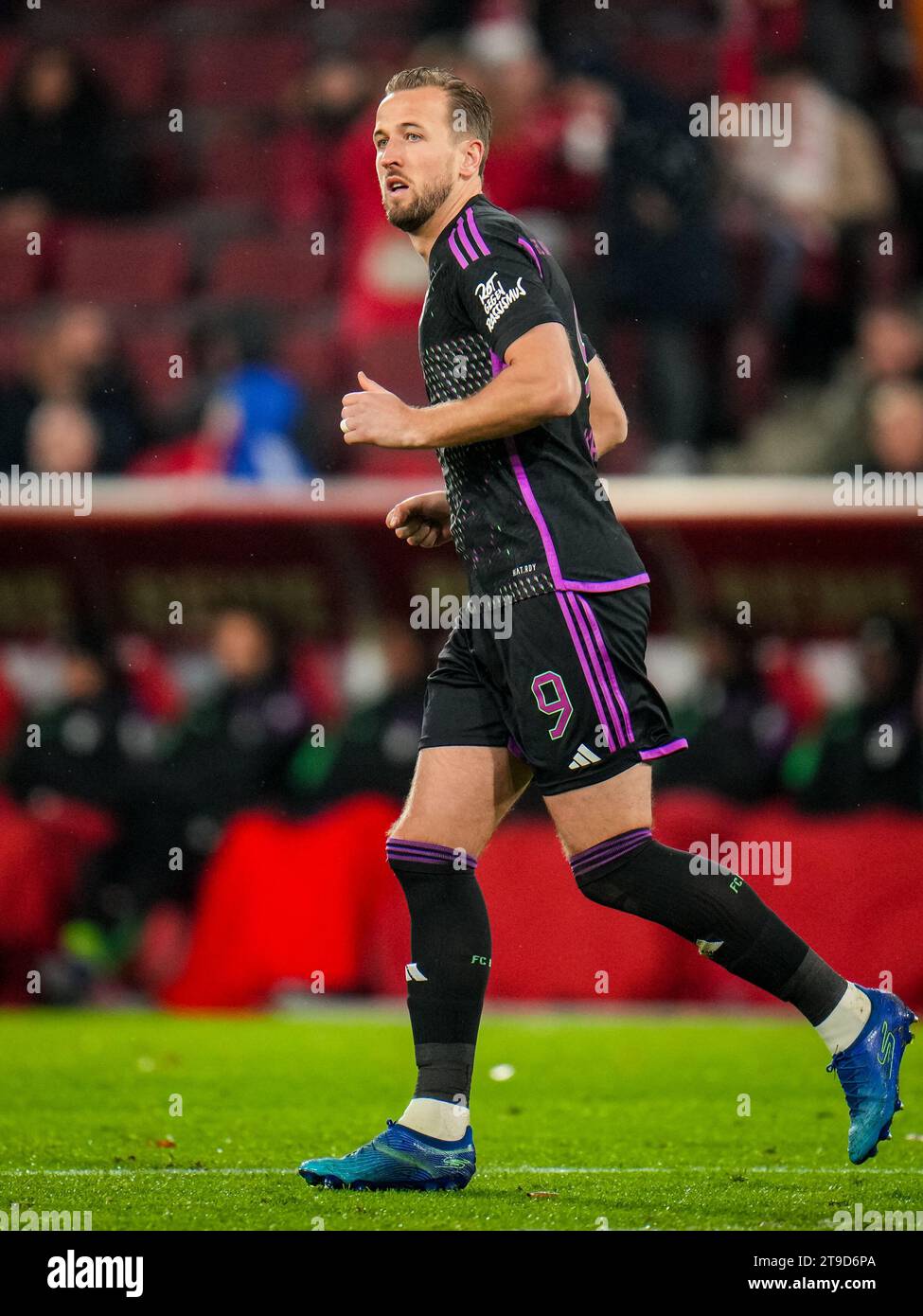 Colonia, Germania. 24 novembre 2023. COLONIA, GERMANIA - 24 NOVEMBRE: Harry Kane del Bayern Munchen guarda durante la partita di Bundesliga tra 1. FC Koln e FC Bayern Munchen al RheinEnergieStadion il 24 novembre 2023 a Colonia, Germania. (Foto di Rene Nijhuis/BSR Agency) credito: Agenzia BSR/Alamy Live News Foto Stock