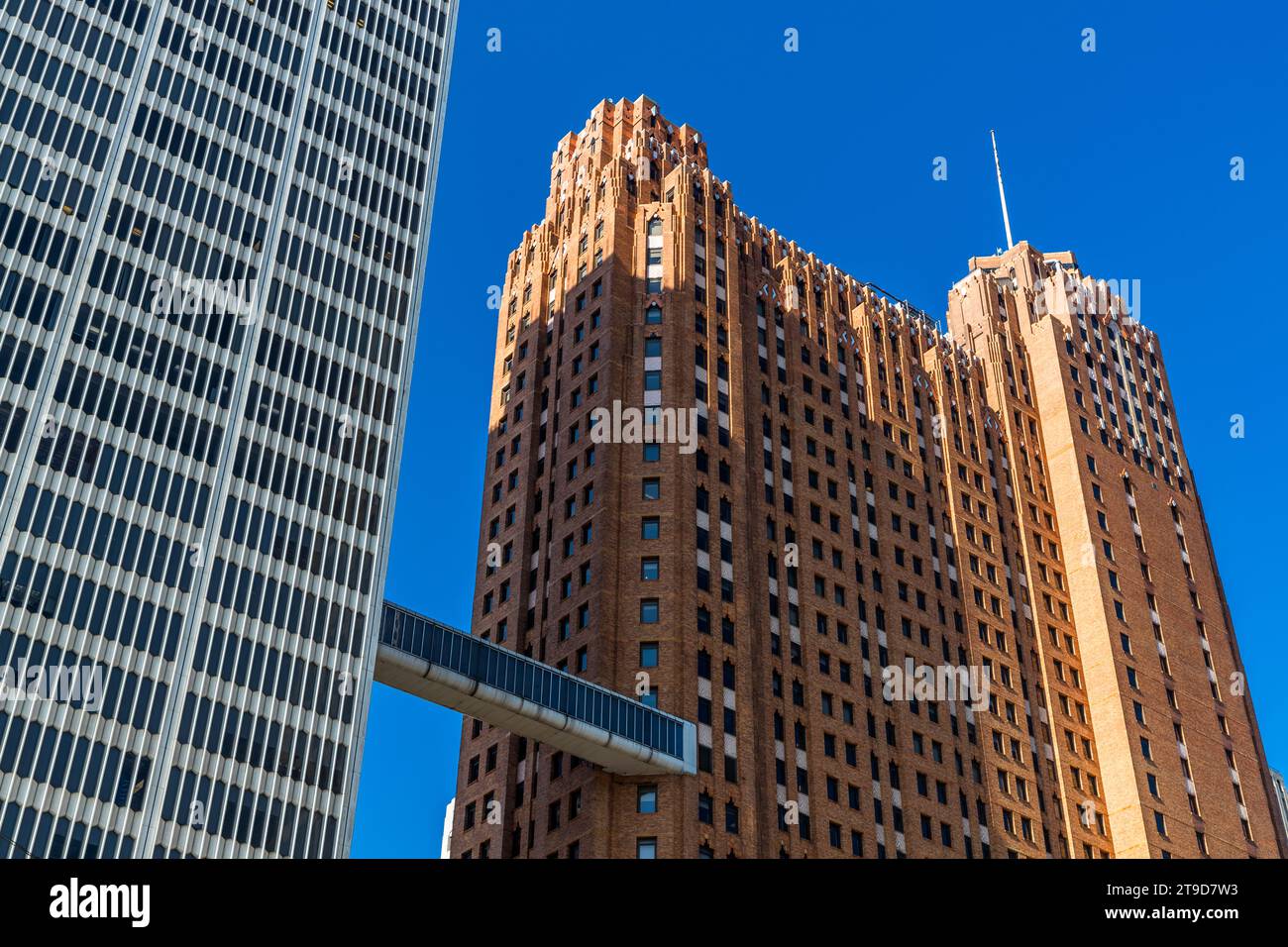 Guardian Building, Detroit, 1,8 milioni di mattoni arancioni racchiudono la struttura in acciaio. I mattoni sono una speciale sfumatura di arancio, che l'architetto chiamò Guardian Brick. Quando fu completato, era l'edificio in mattoni più alto del mondo. Il Guardian Building è un monumento nazionale dal 1986. Nel 1962, fu collegata all'edificio della Fifth Third Bank al 1 Woodward Avenue dall'architetto Minoru Yamasaki. Yamasaki in seguito progettò il World Trade Center di New York. Ponte tra due grattacieli a Detroit, Stati Uniti Foto Stock