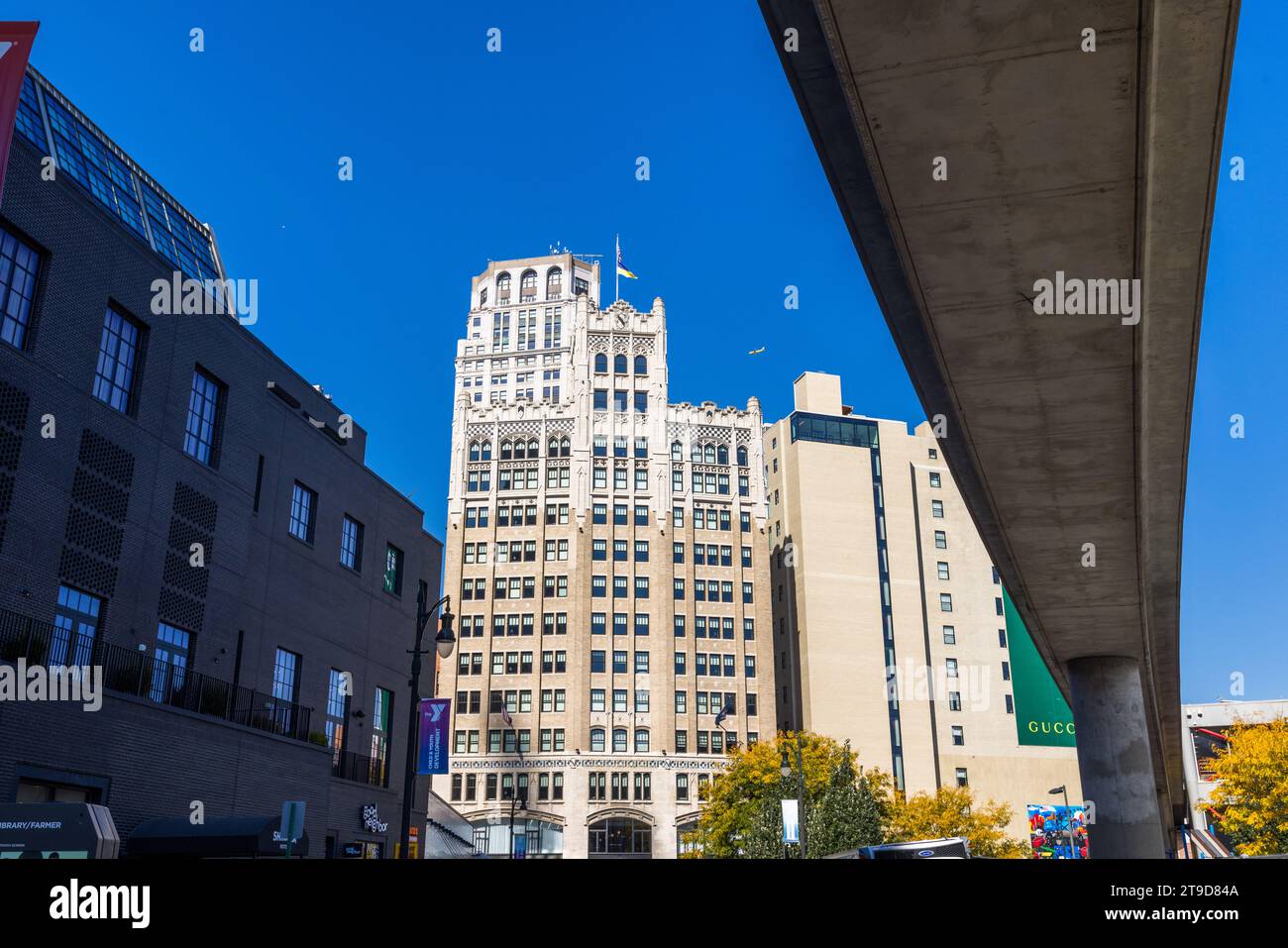 L'elevata Peoplemover si snoda attraverso il centro di Detroit, Stati Uniti Foto Stock