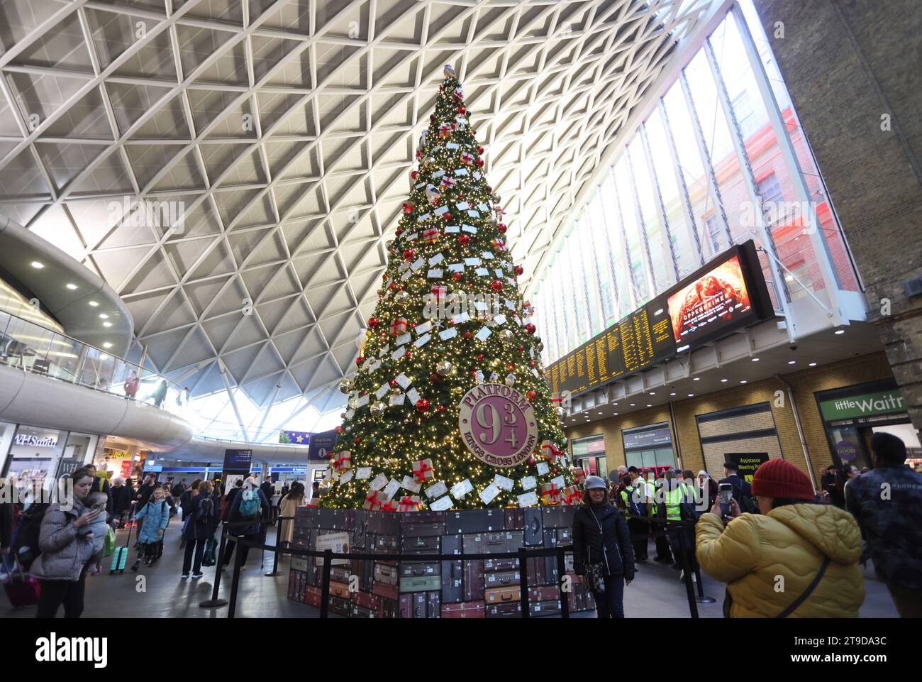 Piattaforma 9 3/4 albero di Natale a tema Harry Potter nella stazione di Kings Cross, nord di Londra, Regno Unito Foto Stock