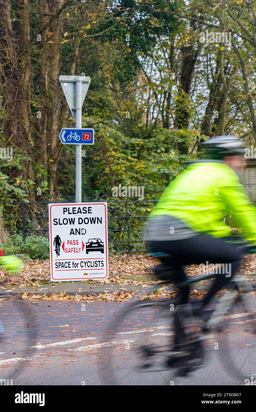 ciclista club ciclismo oast cartello di avvertire i conducenti di lasciare spazio e rallentare durante il sorpasso dei ciclisti Foto Stock