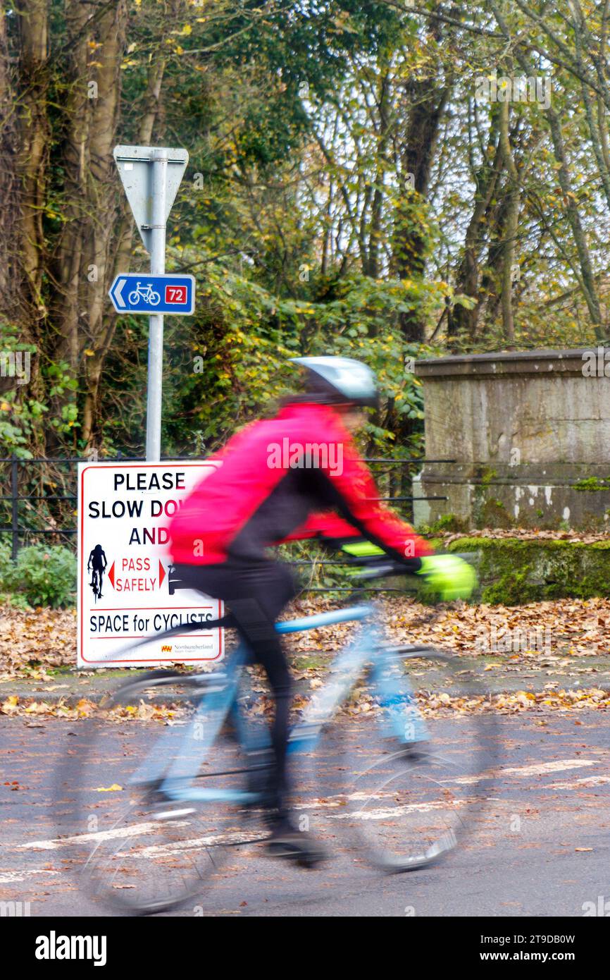 ciclista club ciclismo oast cartello di avvertire i conducenti di lasciare spazio e rallentare durante il sorpasso dei ciclisti Foto Stock