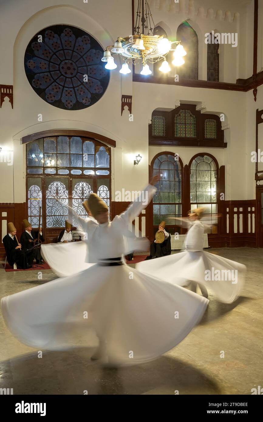 I ballerini dervisci rotanti cerimonia, Stazione ferroviaria Sirkeci, Istanbul, Turchia Foto Stock