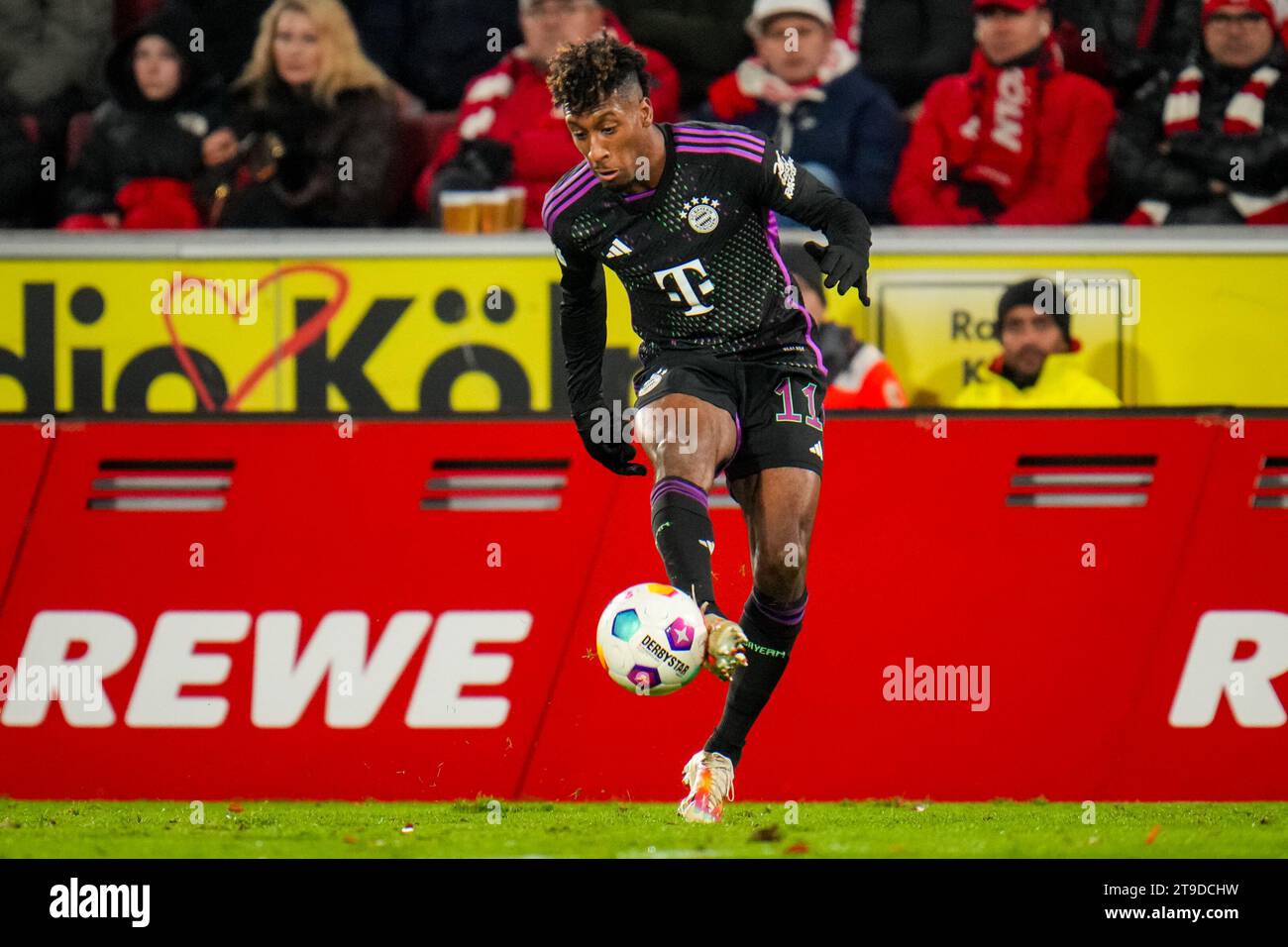 Colonia, Germania. 24 novembre 2023. COLONIA, GERMANIA - 24 NOVEMBRE: Il Kingsley Coman del Bayern Munchen controlla la palla durante la partita di Bundesliga tra 1. FC Koln e FC Bayern Munchen al RheinEnergieStadion il 24 novembre 2023 a Colonia, Germania. (Foto di Rene Nijhuis/BSR Agency) credito: Agenzia BSR/Alamy Live News Foto Stock