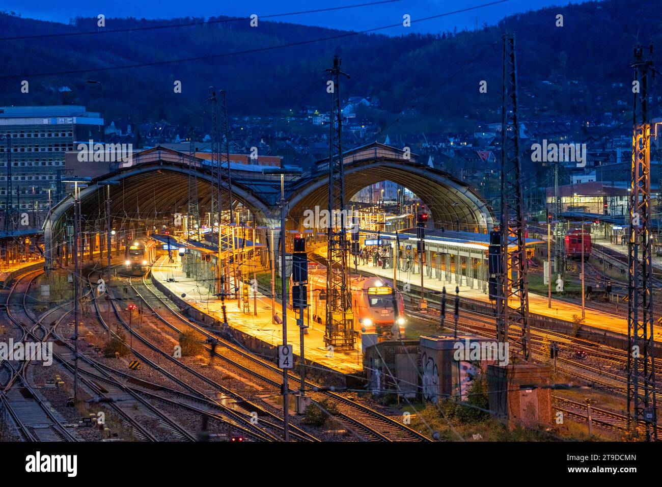 Der Hauptbahnhof von Hagen, Bahnhofshallen, Gleise, Bahnsteige, NRW, Deutschland, Hauptbahnhof Hagen *** stazione centrale di Hagen, sale delle stazioni, binari, piattaforme, NRW, Germania, stazione principale di Hagen credito: Imago/Alamy Live News Foto Stock