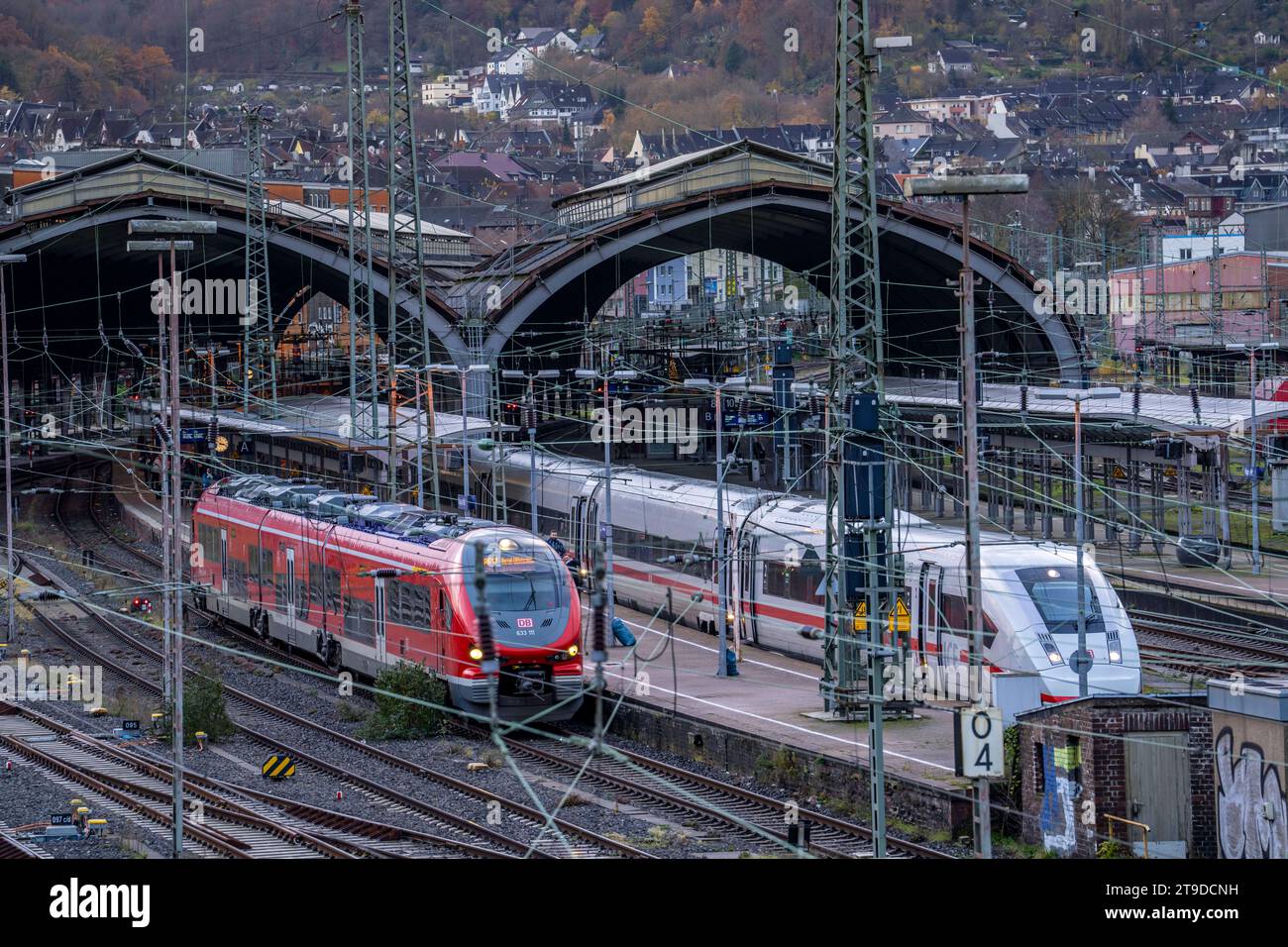 Der Hauptbahnhof von Hagen, Bahnhofshallen, Gleise, Bahnsteige, ICE Zug, Regionalexpress, Hagen, NRW, Deutschland, Hauptbahnhof Hagen *** stazione centrale di Hagen, sale delle stazioni, binari, piattaforme, treno ICE, Regional Express, Hagen, NRW, Germania, stazione principale di Hagen credito: Imago/Alamy Live News Foto Stock