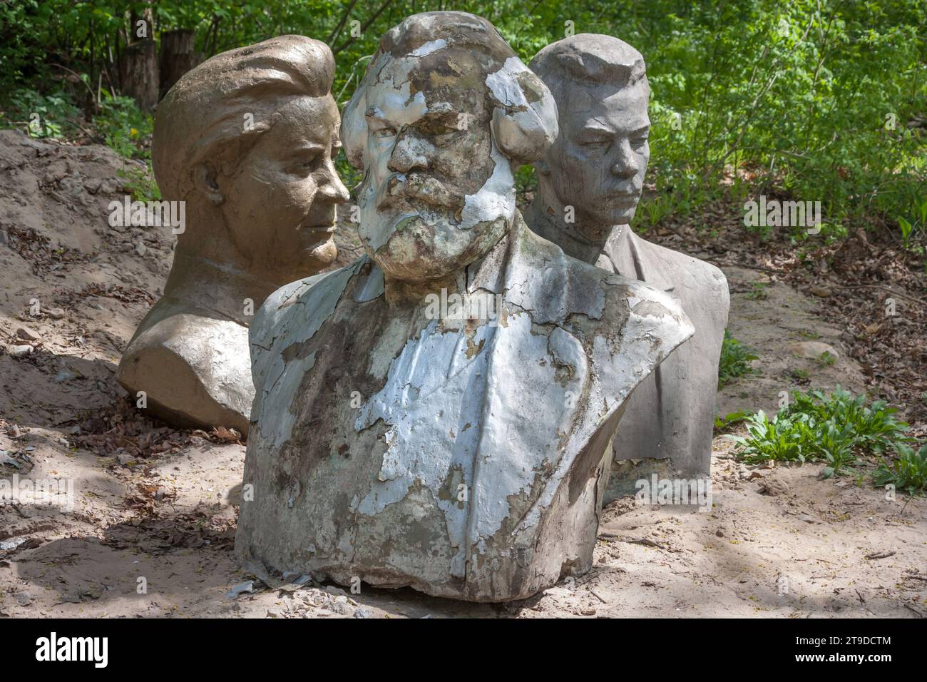 Un monumento a Karl Marx e ad altre leadersas comuniste, gettato fuori a causa della decomunizzazione in una discarica nei boschi in Ucraina Foto Stock