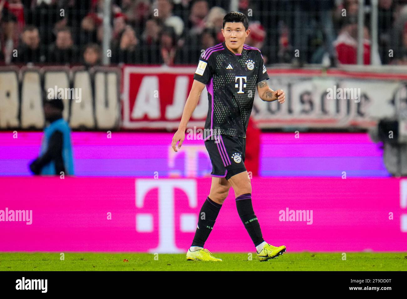 Colonia, Germania. 24 novembre 2023. COLONIA, GERMANIA - 24 NOVEMBRE: Kim min-Jae del Bayern Munchen guarda durante la partita di Bundesliga tra 1. FC Koln e FC Bayern Munchen al RheinEnergieStadion il 24 novembre 2023 a Colonia, Germania. (Foto di Rene Nijhuis/BSR Agency) credito: Agenzia BSR/Alamy Live News Foto Stock