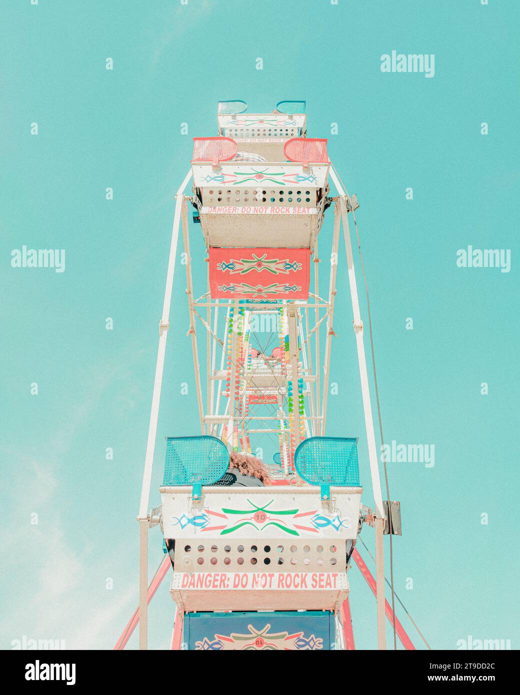 Ruota panoramica diurna con colori pastello e vibrazioni nostalgiche con grana della pellicola Foto Stock