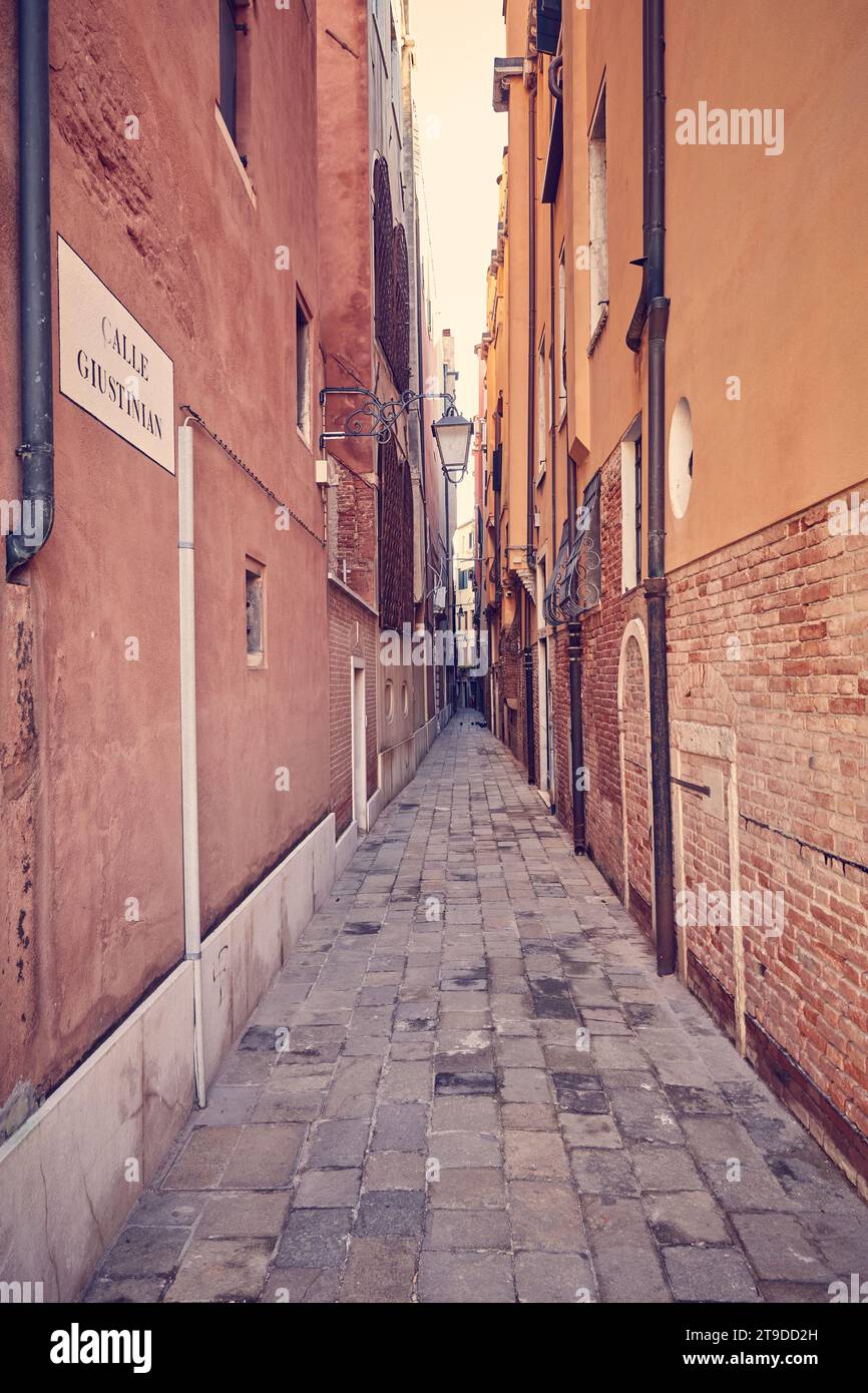 Vecchia strada stretta nella città di Venezia, Italia Foto Stock