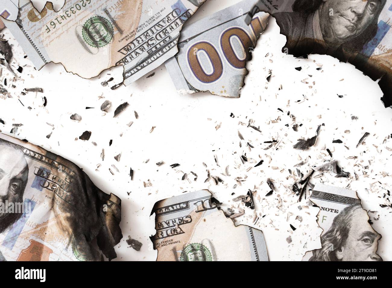 Residui di banconote bruciate da cento dollari ridotti in cenere. Concetto di crisi economica, inflazione e fallimento delle imprese. Foto Stock