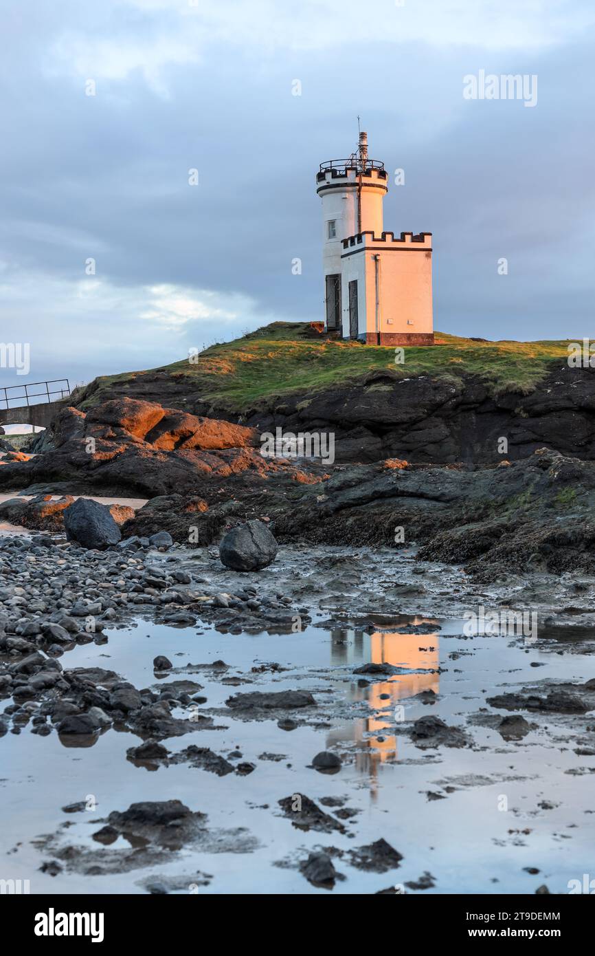 Elie Ness Lighthouse Reflection at Sunset, Ruby Bay, Elie, Fife, Scozia, REGNO UNITO Foto Stock