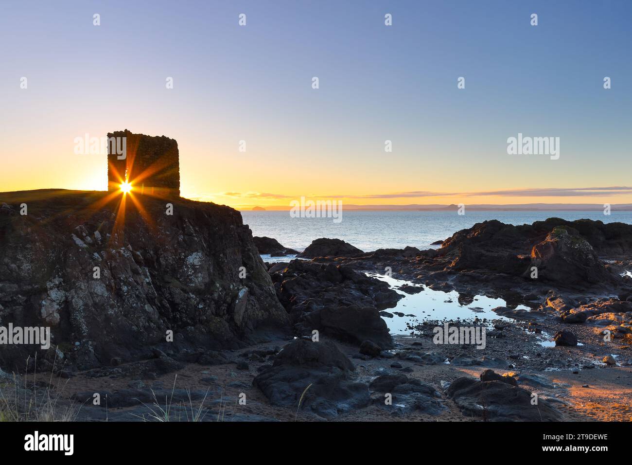 Lady’s Tower on the Fife Coastal Path at Sunrise, Ruby Bay, Elie, Fife, Scozia, REGNO UNITO Foto Stock