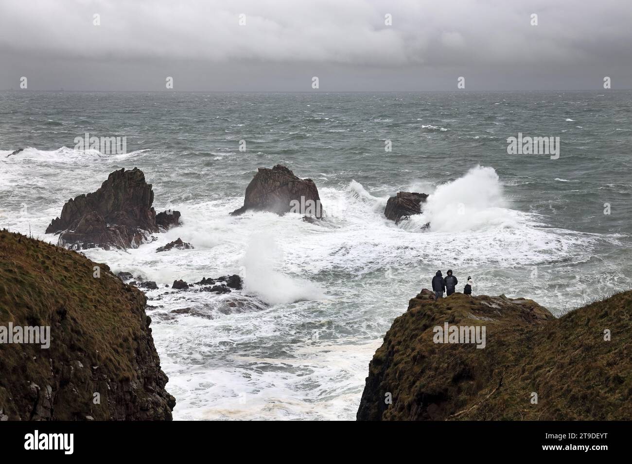 Osservatori di tempesta sulla costa dell'Aberdeenshire durante Storm Debi, Scozia, Regno Unito Foto Stock