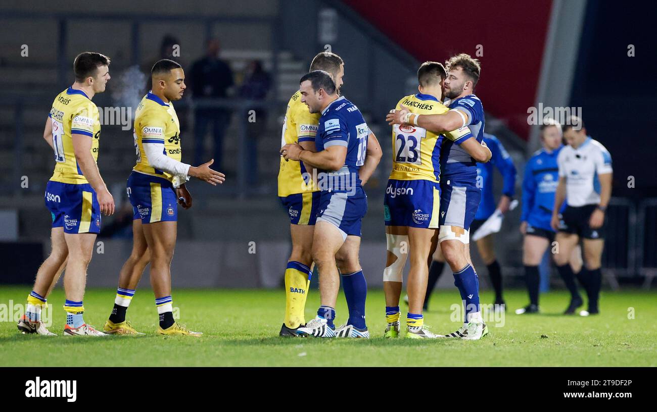 24 novembre 2023; AJ Bell Stadium, Salford, Lancashire, Inghilterra; Gallagher Premiership Rugby, sale Sharks contro Bath; i giocatori Shake After sale battono Bath 11-9 Foto Stock