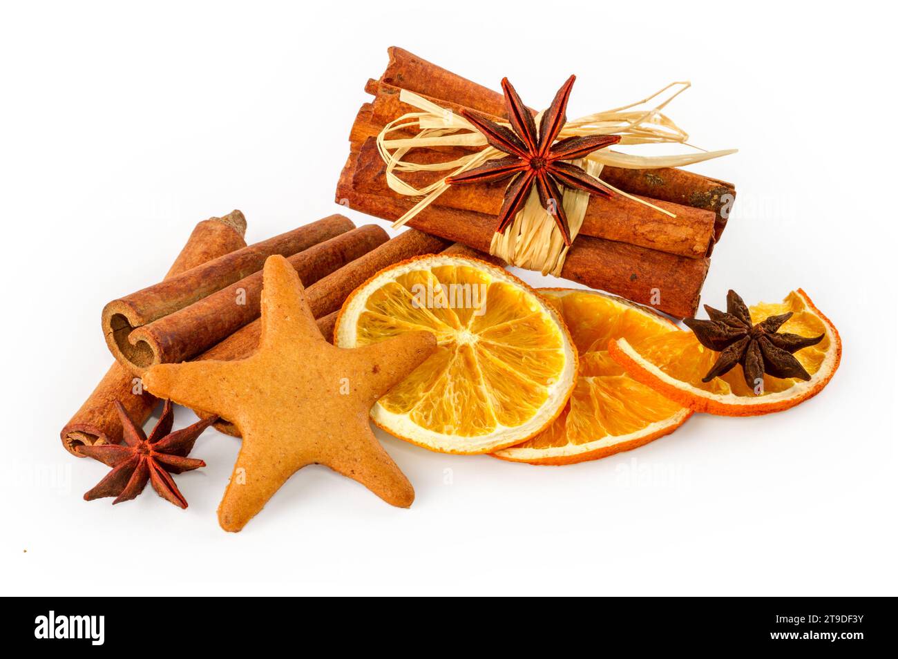 Arance secche, anice stellato, bastoncini di cannella e pan di zenzero, isolati su sfondo bianco Foto Stock