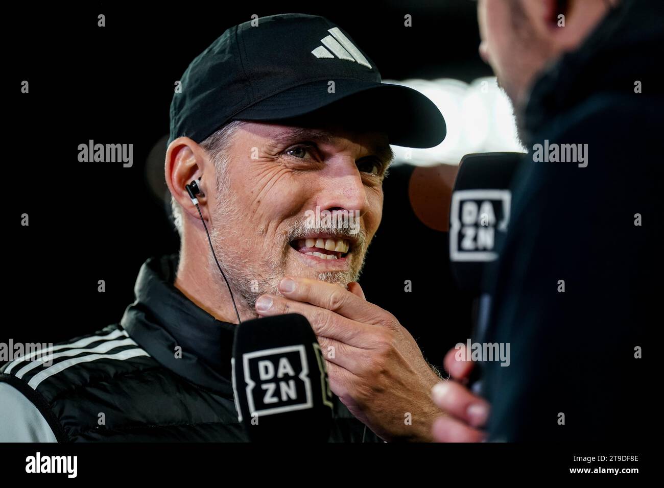 Colonia, Germania. 24 novembre 2023. COLONIA, GERMANIA - 24 NOVEMBRE: Il capo allenatore Thomas Tuchel del Bayern Munchen rilascia un'intervista prima del calcio d'inizio durante la partita di Bundesliga tra 1. FC Koln e FC Bayern Munchen al RheinEnergieStadion il 24 novembre 2023 a Colonia, Germania. (Foto di Rene Nijhuis/BSR Agency) credito: Agenzia BSR/Alamy Live News Foto Stock