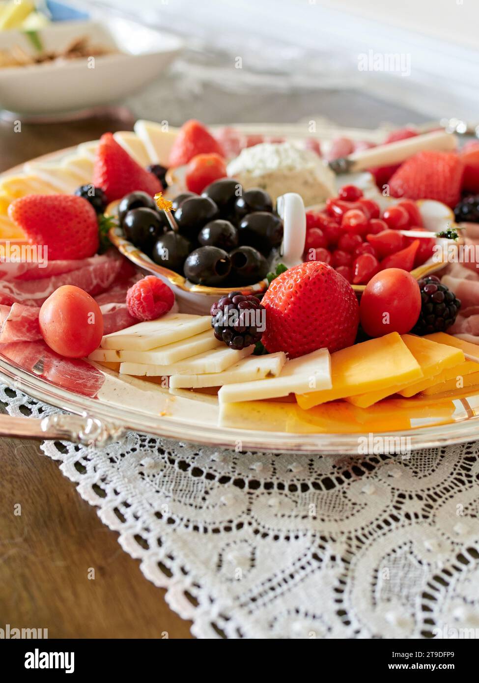 Vassoio di antipasti o salumi con formaggio, carne e frutta per le vacanze di intrattenimento per il Ringraziamento o Natale o solo una festa. Foto Stock