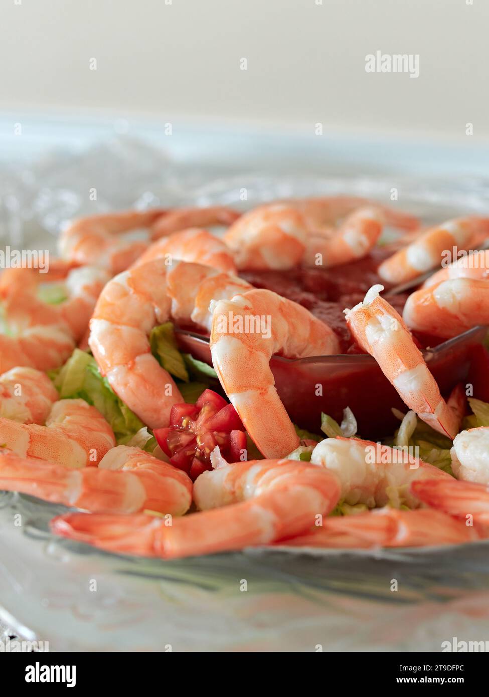 Primo piano di un vassoio di antipasti di gamberi con salsa cocktail per una festa. Foto Stock