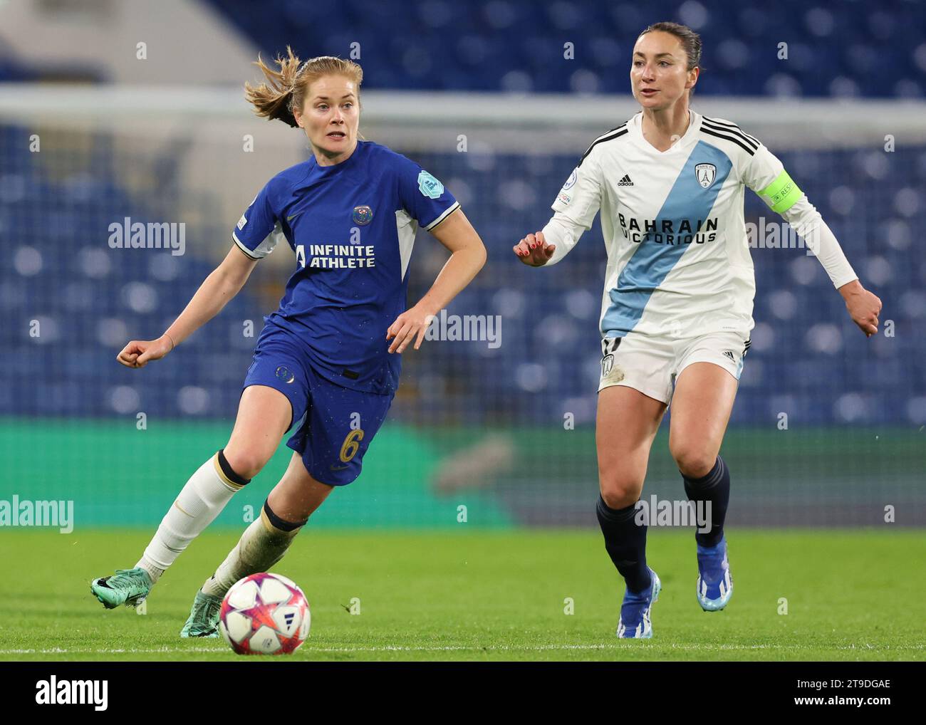 Londra, Regno Unito. 23 novembre 2023. Sjoeke Nusken del Chelsea e Gaëtane Thiney del Paris FC si sfidano per il pallone durante la partita UEFA Womens Champions League a Stamford Bridge, Londra. Il credito fotografico dovrebbe leggere: Paul Terry/Sportimage Credit: Sportimage Ltd/Alamy Live News Foto Stock