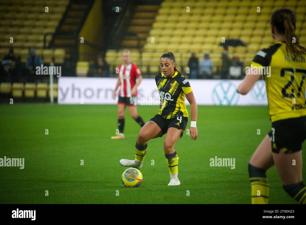 Watford, Regno Unito. 19 novembre 2023. Watford, Inghilterra, 19 novembre 2023 Watford Central attacca la centrocampista Charlotte Flemming in azione durante la partita del Barcellona fa Womens Championship tra Watford e Sheffield United a Vicarage Road a Watford, Inghilterra (Will Hope/SPP) credito: SPP Sport Press Photo. /Alamy Live News Foto Stock