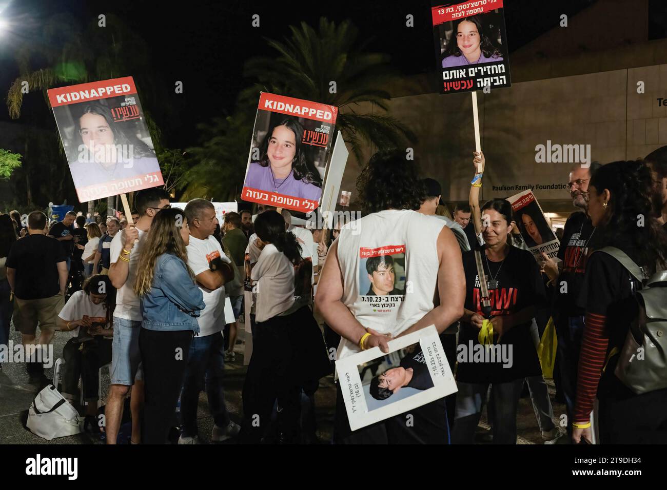 Gerusalemme, Israele. 18 novembre 2023. I dimostranti tengono cartelli con informazioni sugli ostaggi durante il raduno. Mentre il conflitto israelo-palestinese continua, 13 ostaggi israeliani sono stati rilasciati il 24 novembre dalla striscia di Gaza. Circa 240 ostaggi sono stati tenuti da Hamas a Gaza dall'attacco a Israele il 7 ottobre. (Foto di Ashley Chan/SOPA Images/Sipa USA) credito: SIPA USA/Alamy Live News Foto Stock