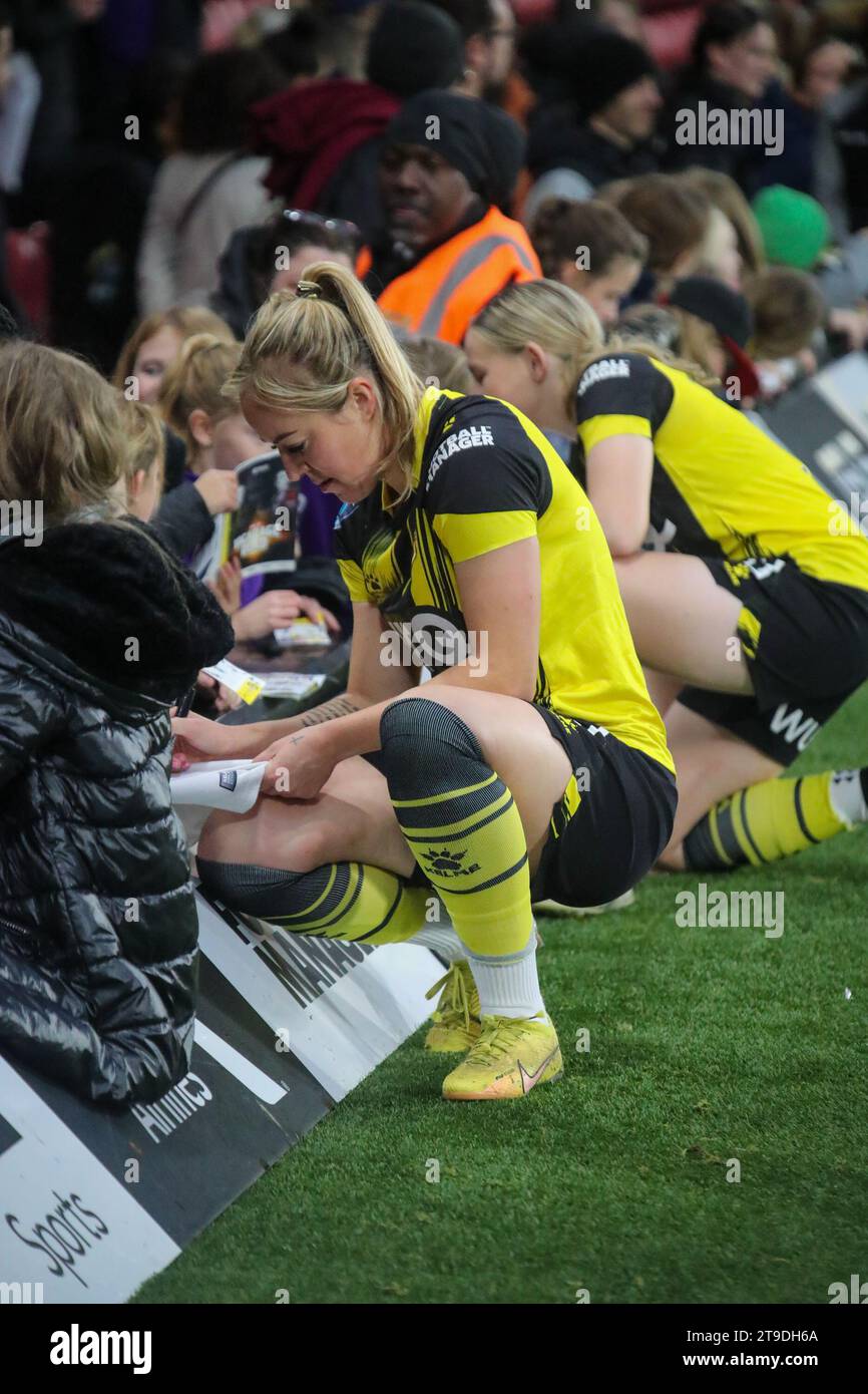 Watford, Regno Unito. 19 novembre 2023. Watford, Inghilterra, 19 novembre 2023 giocatore di Watford firma gli attrezzi dei tifosi dopo la partita del Barclays fa Womens Championship tra Watford e Sheffield United a Vicarage Road a Watford, Inghilterra (Will Hope/SPP) credito: SPP Sport Press Photo. /Alamy Live News Foto Stock